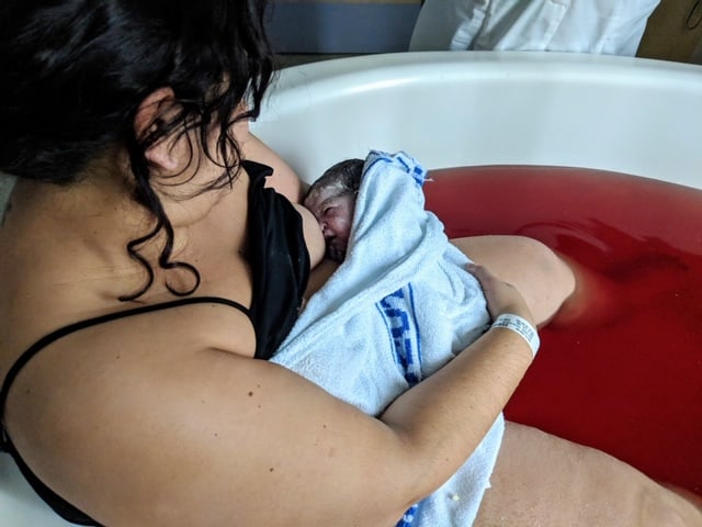 First time mum; optimal cord clamping following a pool birth